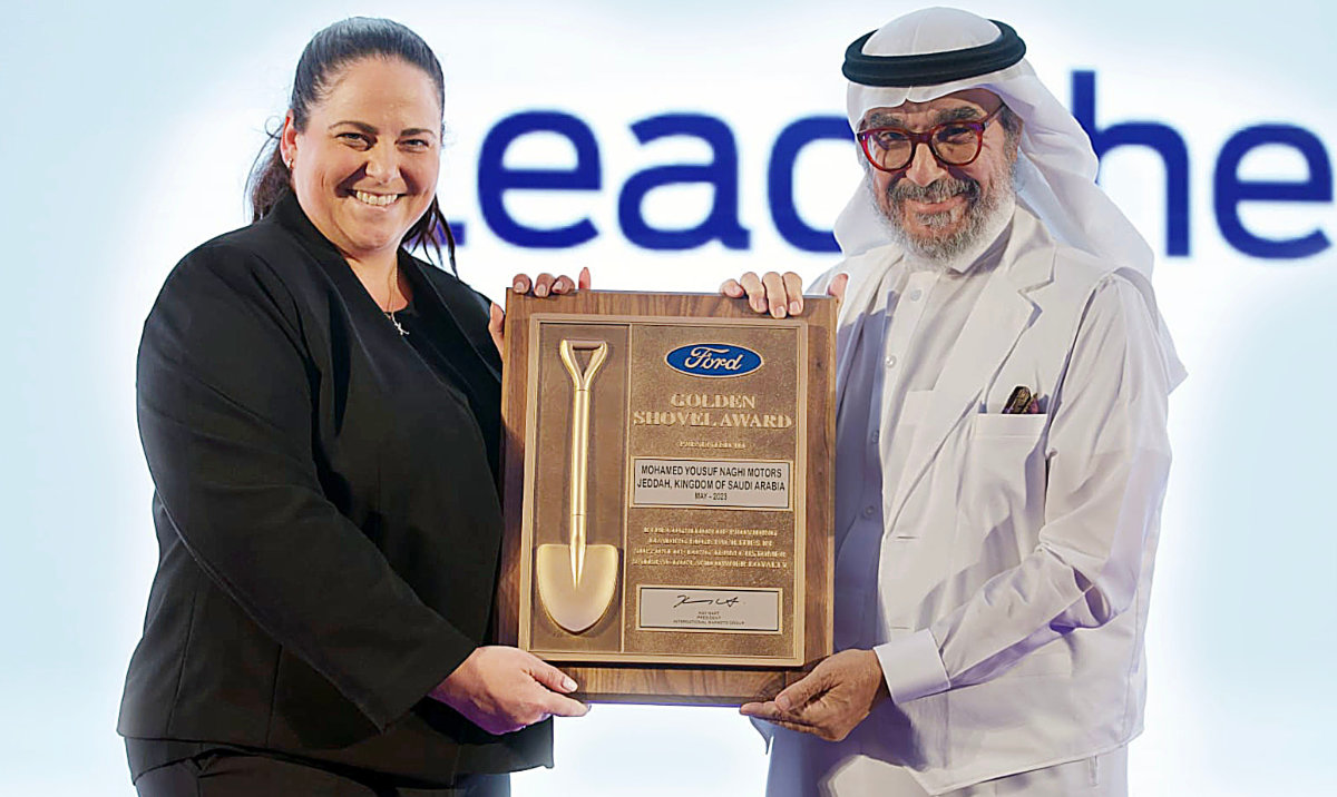 Chairman Sheikh Mohamed Yousuf Naghi receives the ‘International Excellence Award’ from Kay Hart, president, Ford International Markets Group.
