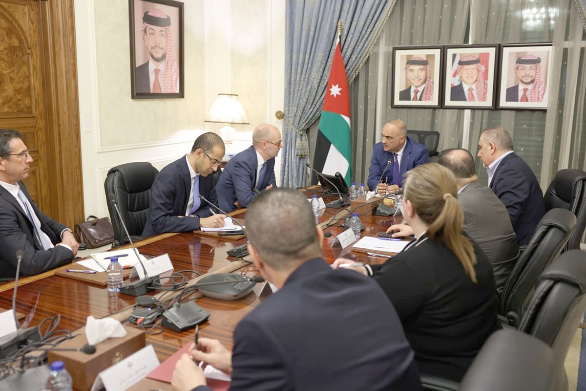 IMF chief Ron Van Roden discussed Jordan’s economic progress with Prime Minister Bishr Khasawneh on Monday. (PETRA)