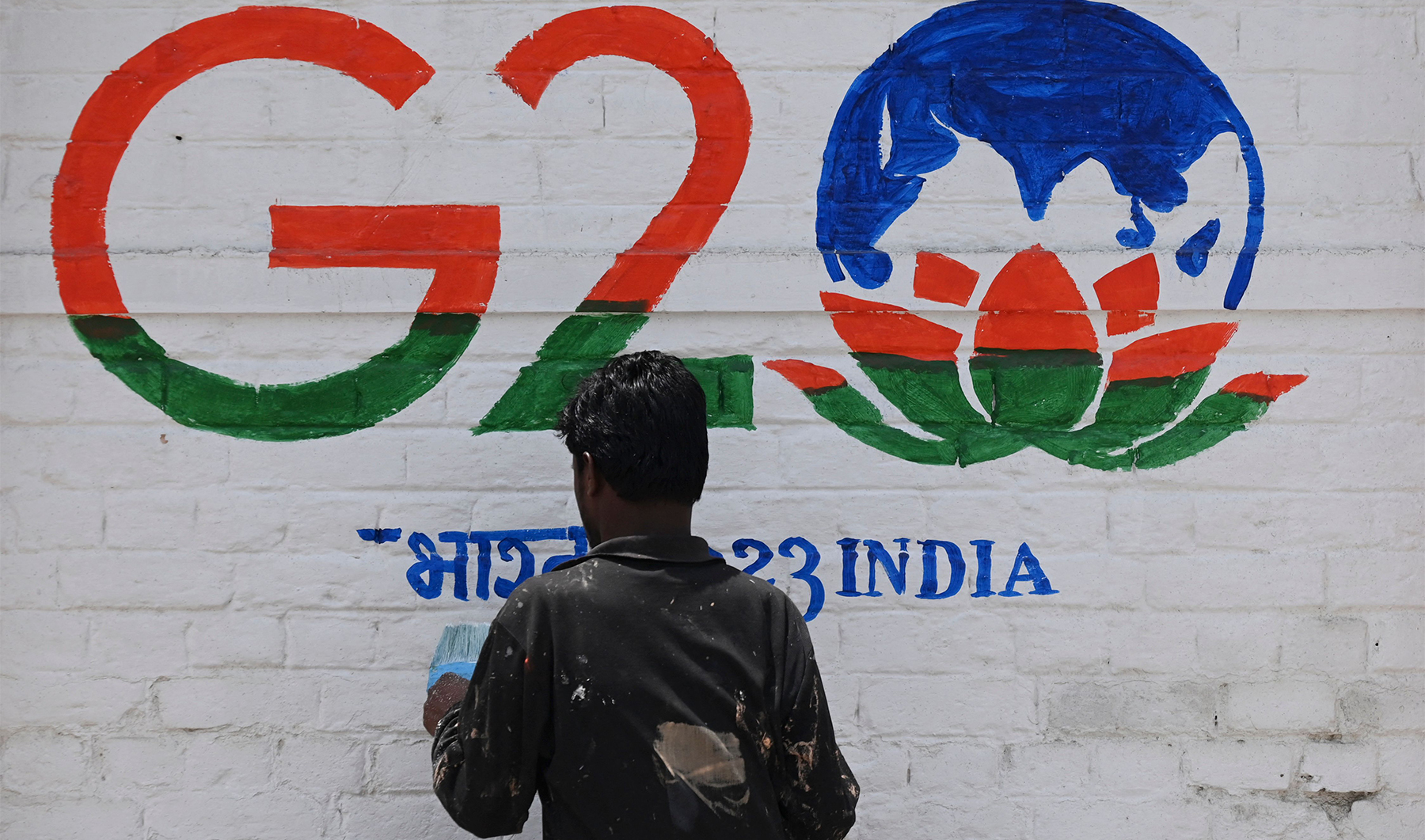 A man paint a wall with the logo of India's G20 summit in Srinagar on May 16, 2022. (REUTERS)