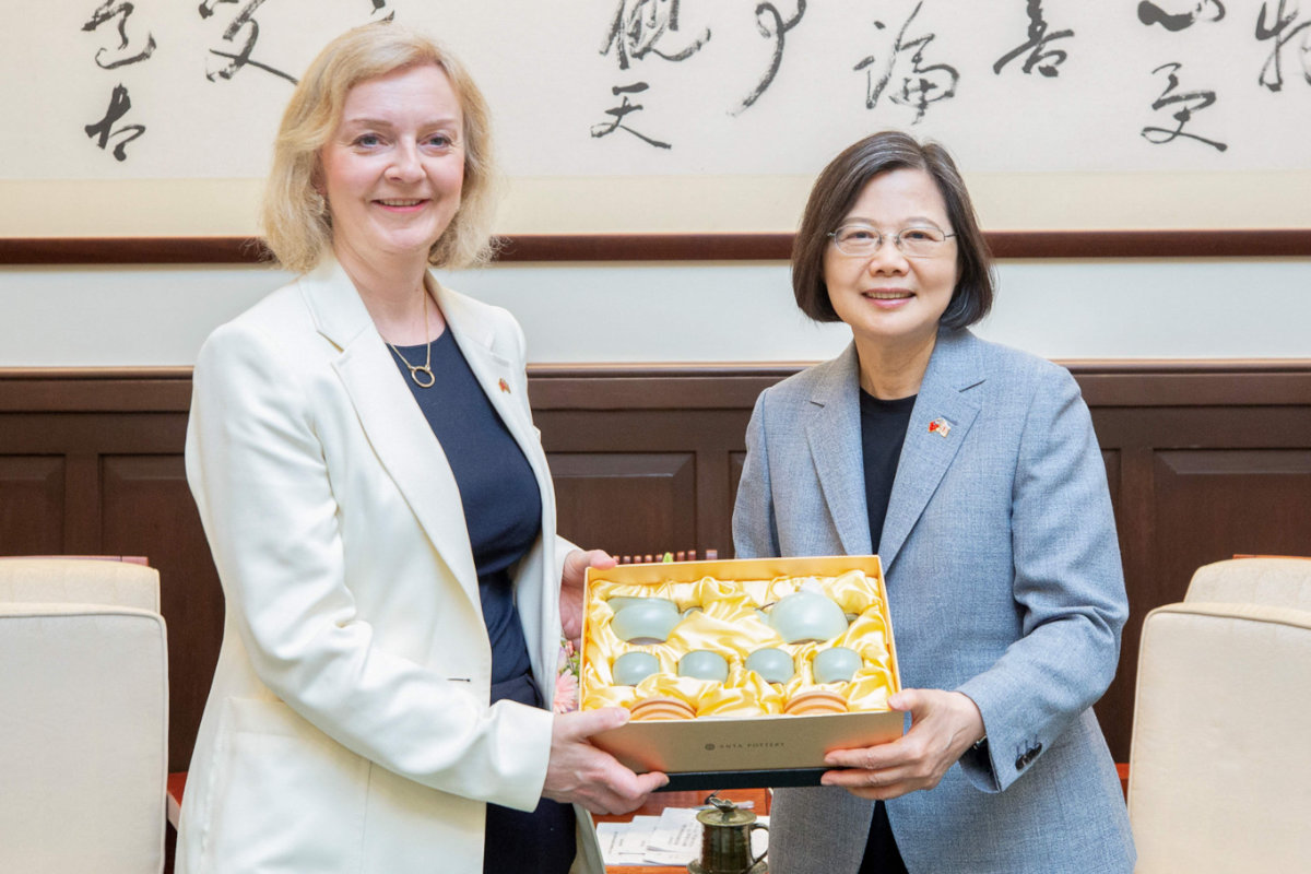 Former British prime minister Liz Truss (L) receives a gift from Taiwan's President Tsai Ing-wen at the Presidential Office in Taipei on May 19, 2023. (AFP)