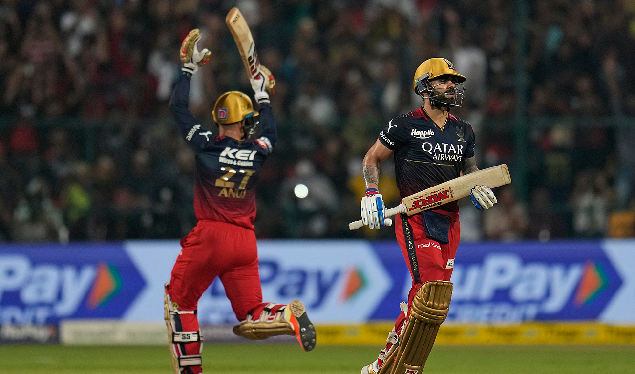 Royal Challengers Bangalore's Anuj Rawat reacts as his teammate Virat Kohli, right, finishes his century during the Indian Premier League cricket match between Royal Challengers Bangalore and Gujarat Titans in Bengaluru, India, Sunday, May 21, 2023. (Photo courtesy: AP)