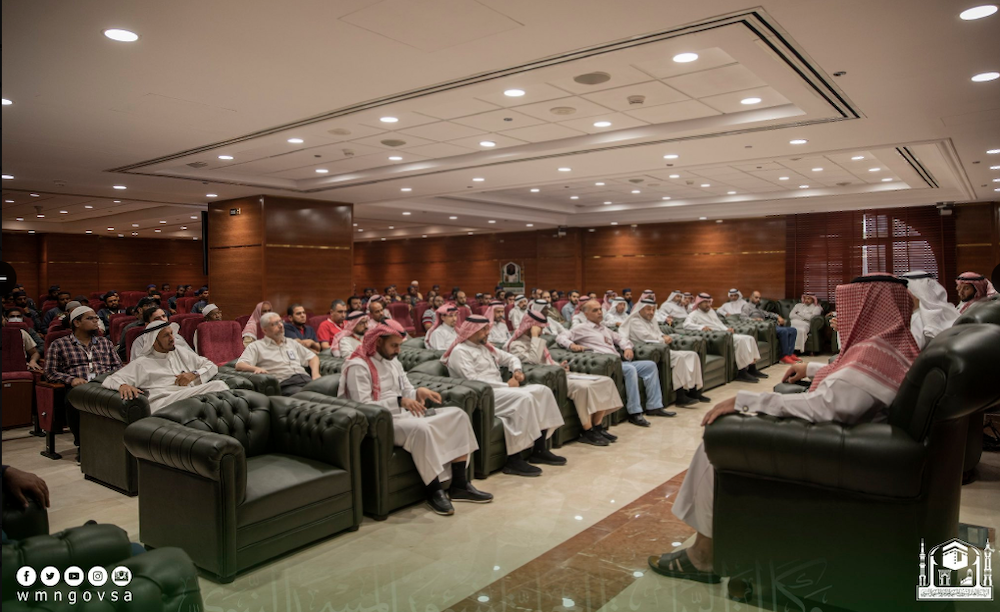 An official said the challenge was to ensure the smooth flow of pilgrims to places for prayer, especially in the Grand Mosque and its courtyards. (Twitter: @wmngovsa)