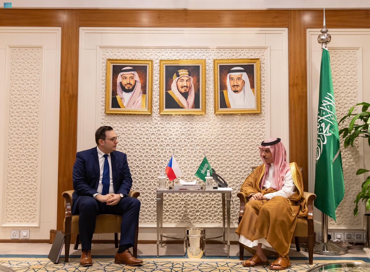 Saudi FM Prince Faisal bin Farhan and his Czech counterpart. (SPA)