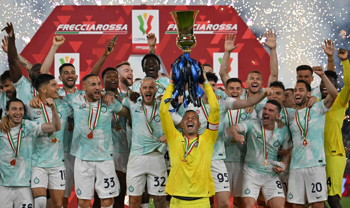 Lautaro Martinez scores 2 as Inter beats Fiorentina 2-1 for Italian Cup title