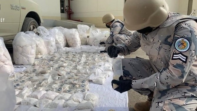Saudi Border Guard land patrols in Al-Dair governorate in the Jazan region thwarted an attempt to smuggle 77,700 pills. (SPA/File)