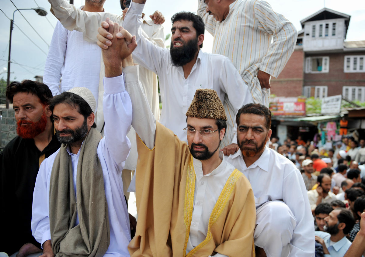 Jammu Kashmir Liberation Front (JKLF) chairman Muhammad Yasin Malik (L) along with chairman of moderate faction of All Parties Hurriyat Conference (APHC) Mirwaiz Umar Farooq join hands as thye lead an anti-India rally in downtown Srinagar on September 10, 2010. (AFP)