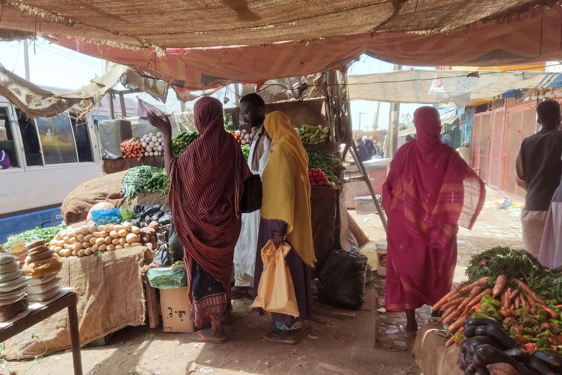 Sudanese shop for groceries at a market in Khartoum on May 27, 2023 as the ceasefire reduced fighting between two rival military factions. (AFP)
