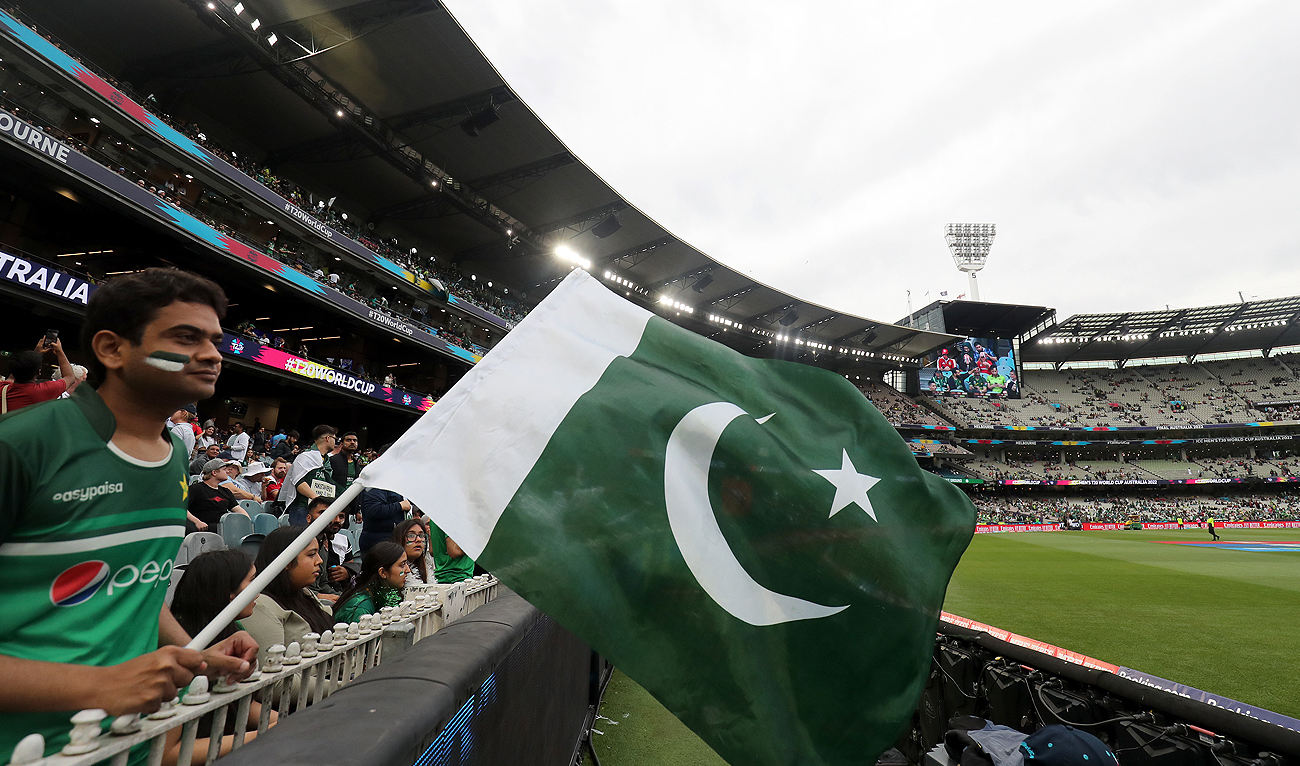 This picture, taken on November 13, 2022, shows a Pakistani fan holding a national flag at the Melbourne Cricket Ground (MCG) in Melbourne. (Photo courtesy: AFP/File)