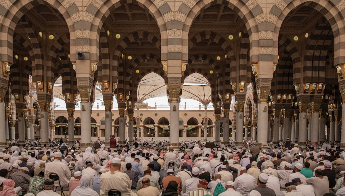 Worshipers pray at the Prophet’s Mosque in Madinah. (@wmngovsa)