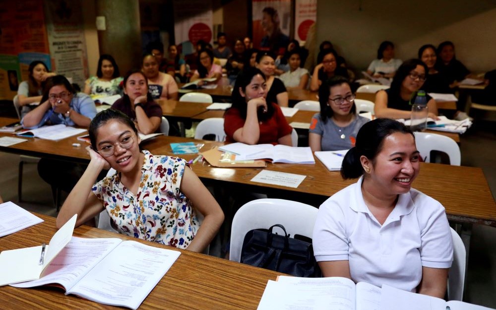 Prospective Overseas Filipino Workers (OFWs) attend a class in preparation for sitting for the International English Language Testing System (IELTS) qualification, Manila, Apr. 2, 2019. (Reuters)