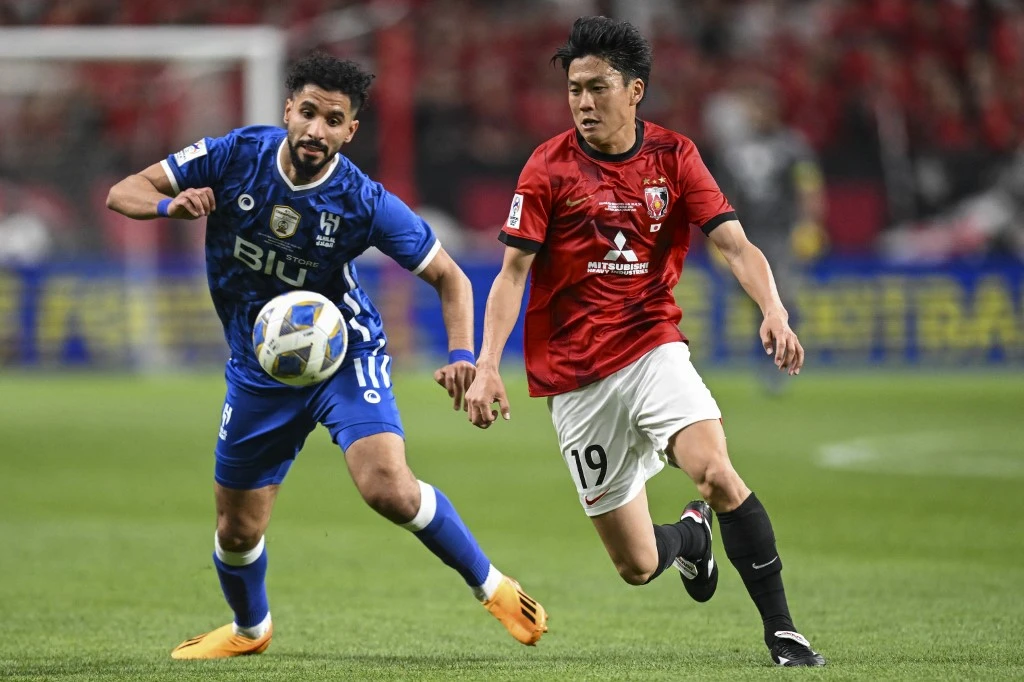 Urawa Reds' Ken Iwao (R) and Hilal's Saleh al-Shehri fight for the ball during the second leg of the AFC Champions League final between Urawa Red Diamonds and Al-Hilal at Saitama Stadium in Saitama on May 6, 2023. (AFP)