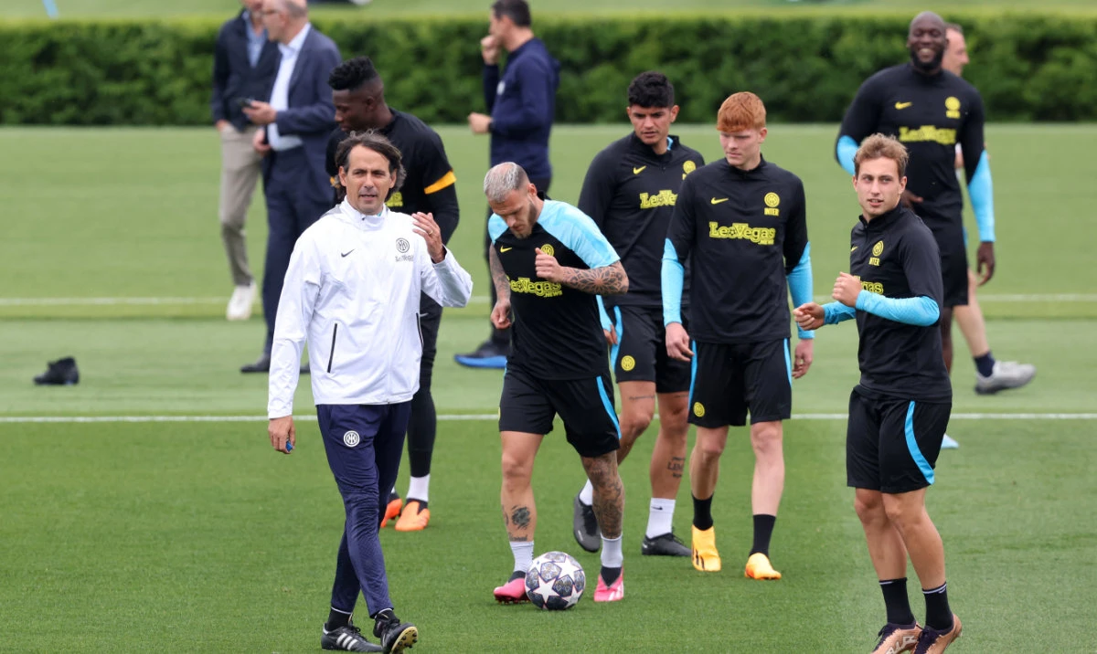 Inter Milan coach Simone Inzaghi during training with his players on Tuesay. (Reuters)