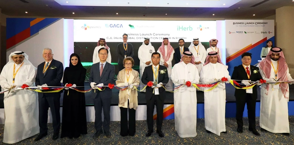 South Korean ambassador to Saudi Arabia Park Joon-yong (fourth from left), with the General Authority of Civil Aviation President Abdulaziz Al-Duailej (third from right) and Minister of Commerce Majid bin Abdullah Al-Qasabi (fourth from right) at the launch event (CJ Logistics)