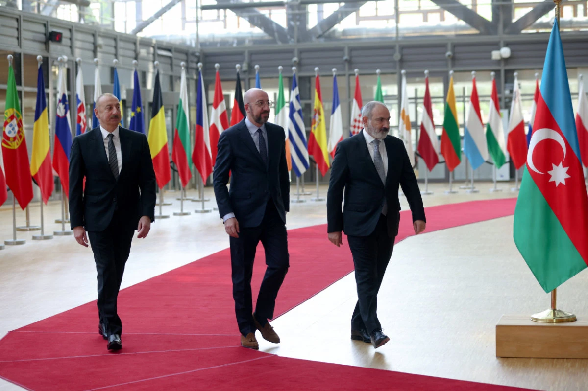 Azerbaijan's President Ilham Aliyev and Armenian Prime Minister Nikol Pashinyan are welcomed by European Council President Charles Michel in Brussels, Belgium, on May 14, 2023. (REUTERS)