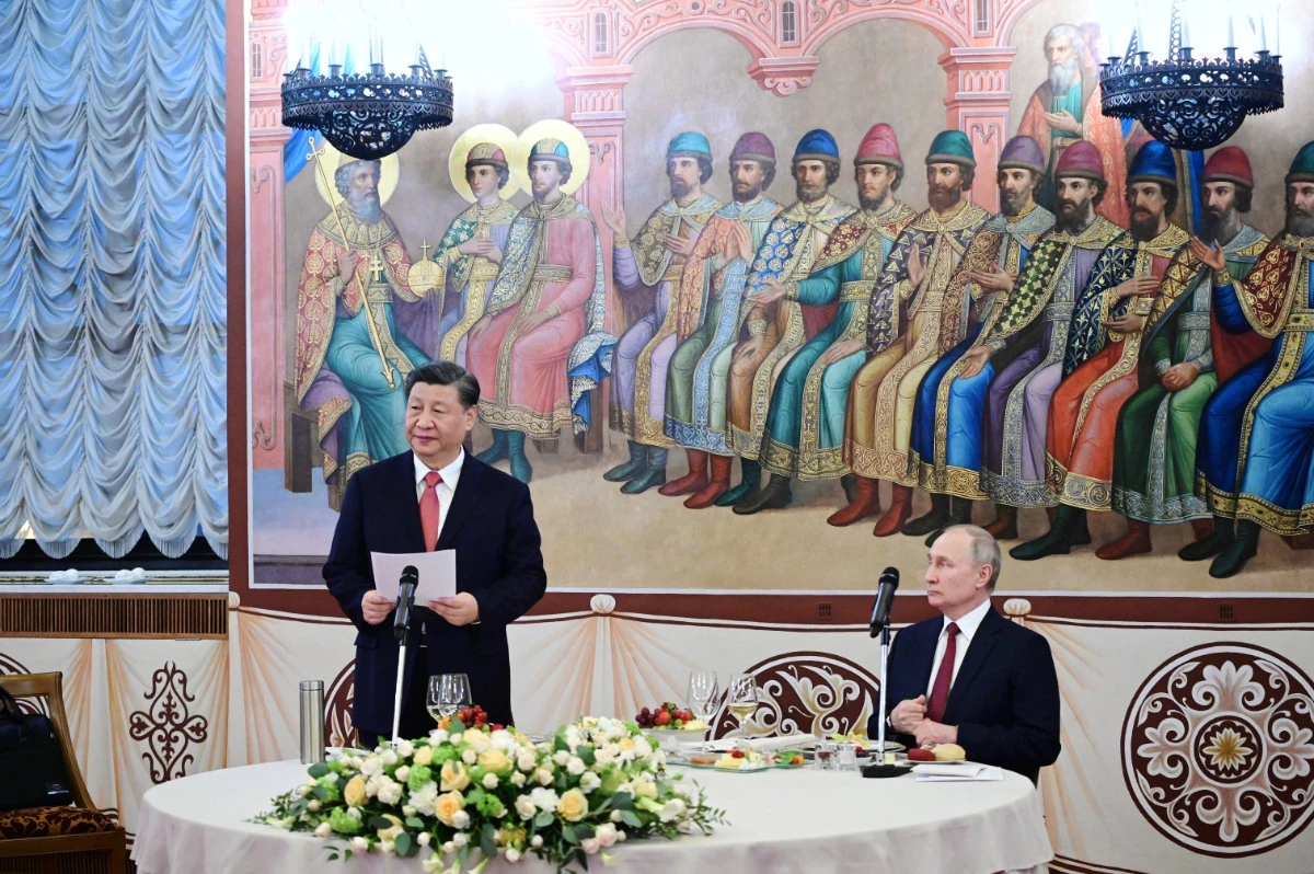 China's President Xi Jinping gives a speech as Russian President Vladimir Putin listens during a reception following their talks at the Kremlin in Moscow on March 21, 2023. (SPUTNIK / AFP)