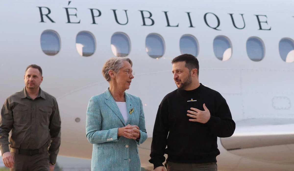 kraine's President Volodymyr Zelensky (R) is welcomed by French Prime minister Elisabeth Borneupon his arrival at Villacoublay Air Base, southwest of Paris, on May 14, 2023. (AFP)