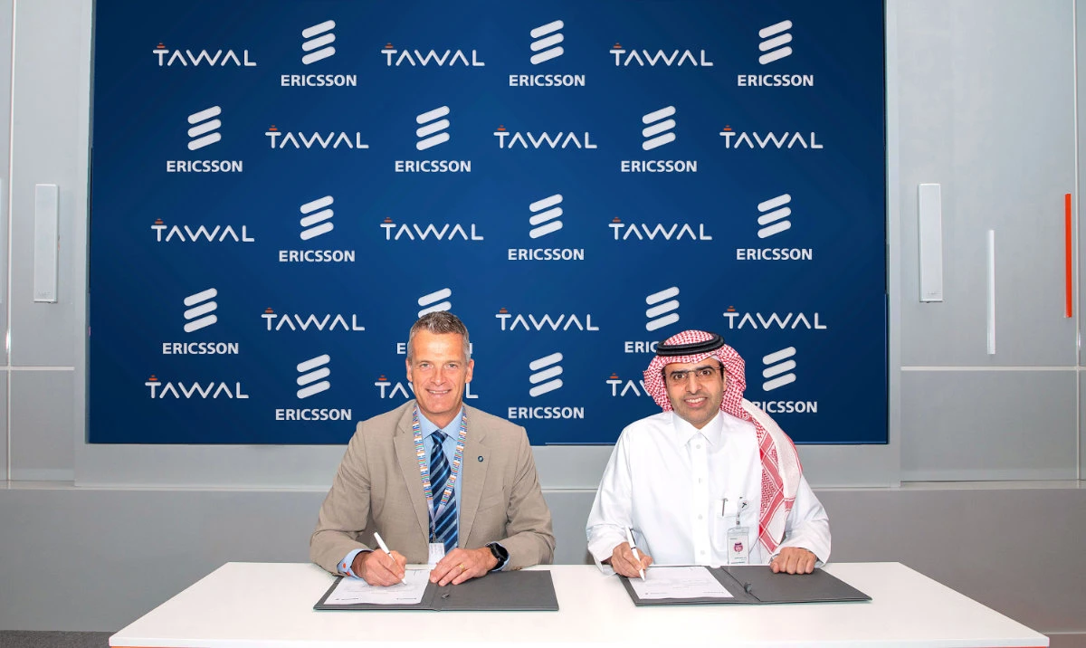 Håkan Cervell, vice president and head of Ericsson, Saudi Arabia and Egypt, and Mohammed Alhakbani, CEO of Tawal, sign the agreement.