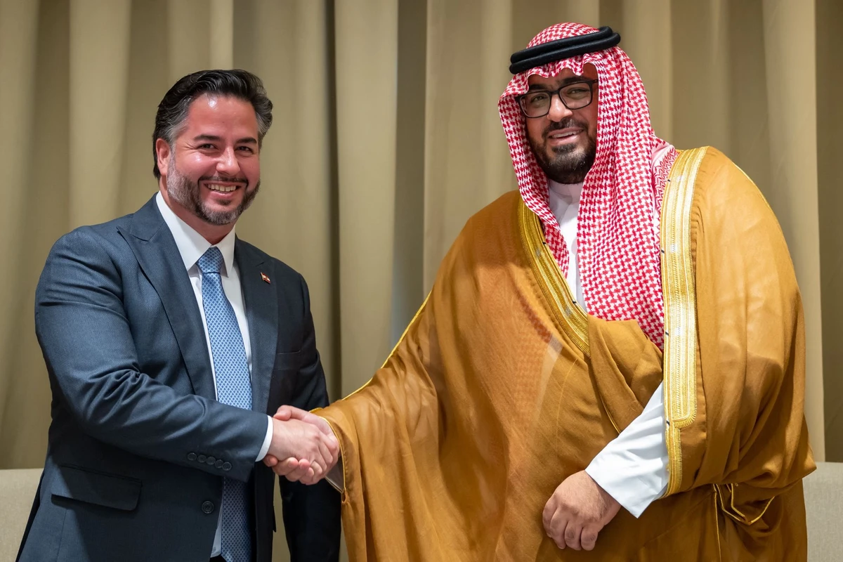 Saudi Minister of Economy and Planning Faisal Alibrahim meets with his Lebanese counterpart Amin Salam in Jeddah. (Twitter/@MEPSaudi)