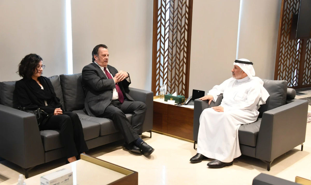 KSrelief chief Dr. Abdullah Al-Rabeeah meets UN Resident and Humanitarian Coordinator in Yemen William David Gressly. (Twitter/@KSRelief)