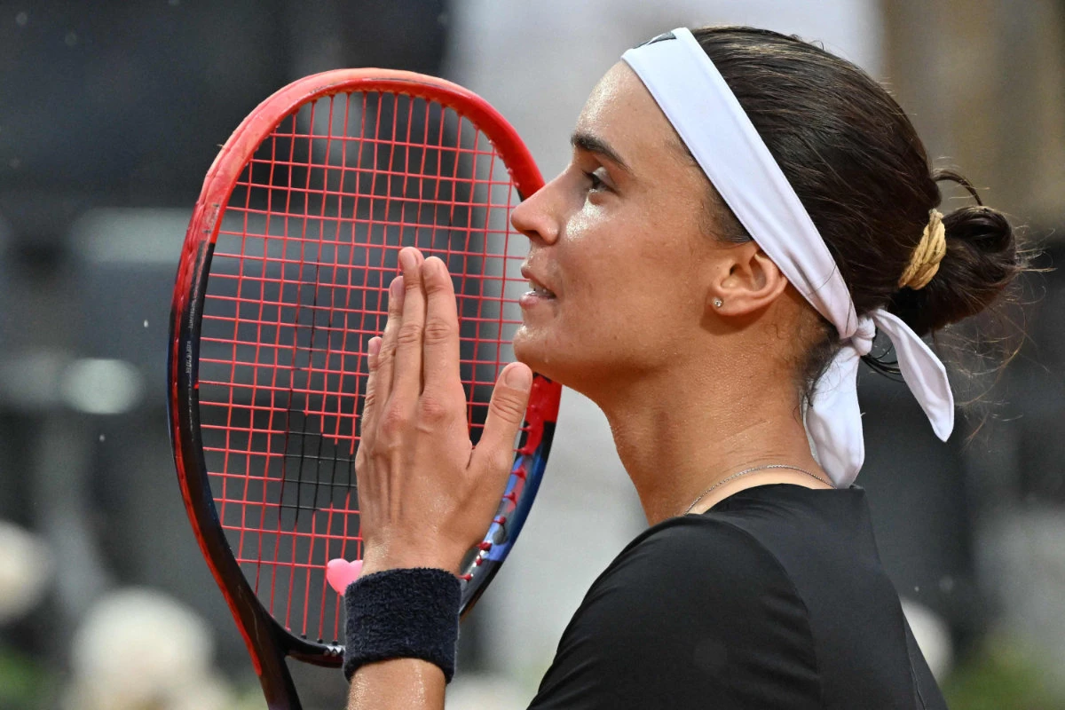 Ukraine's Anhelina Kalinina acknowledges the public after defeating Russia's Veronika Kudermetova in their semifinals match of the Women's WTA Rome Open tennis tournament on May 19, 2023. (AFP)