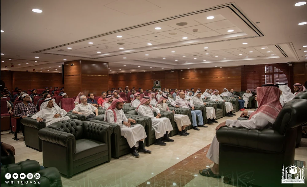 An official said the challenge was to ensure the smooth flow of pilgrims to places for prayer, especially in the Grand Mosque and its courtyards. (Twitter: @wmngovsa)