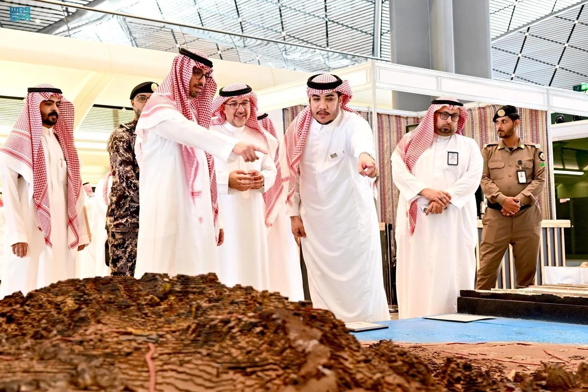 Jeddah Gov. Prince Saud bin Abdullah touring Al-Sulaymaniyah station. (SPA)