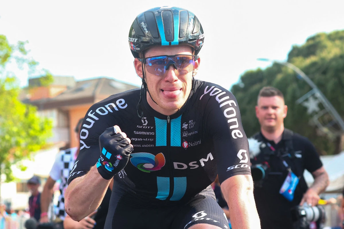 Italian rider Dainese wins stage 17 as Thomas keeps Giro lead