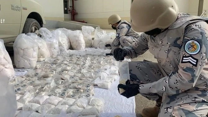 Saudi Border Guard land patrols in Al-Dair governorate in the Jazan region thwarted an attempt to smuggle 77,700 pills. (SPA/File)