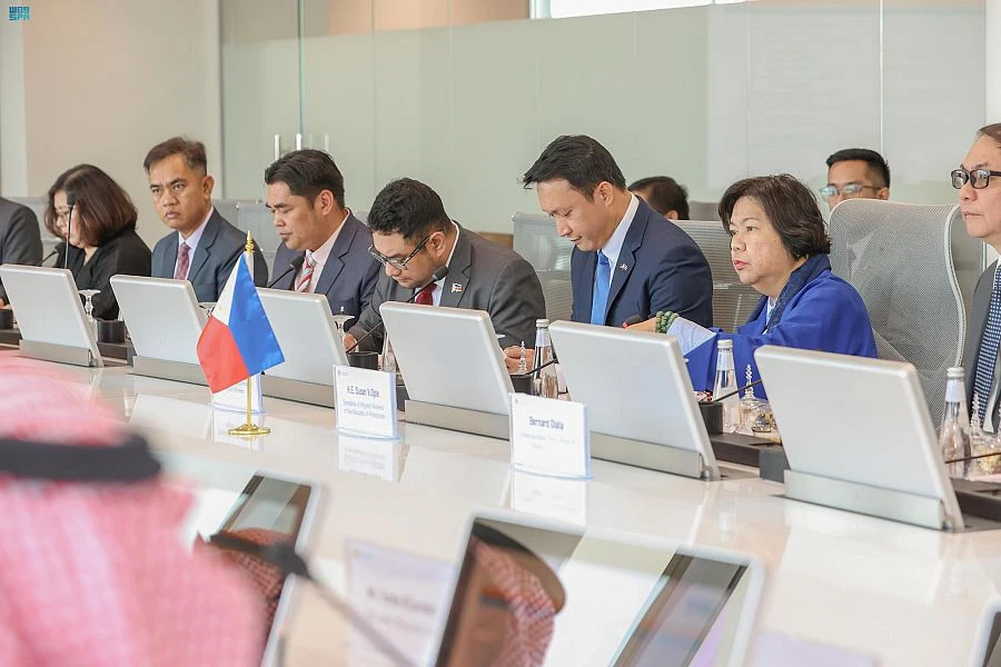 A Philippine delegation led by Department of Migrant Workers Secretary Susan Ople, second right, met with Saudi Human Resources and Social Development Minister Ahmed Al-Rajhi in Riyadh on May 24, 2023. (SPA)