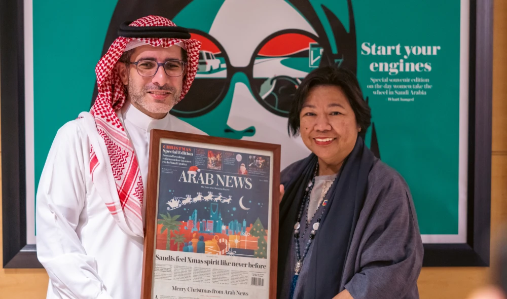 Susan V. Ople (R) with Arab News Editor-in-Chief Faisal J. Abbas at the Arab News offices in Riyadh, Saudi Arabia. (AN photo by Abdulrahman bin Shalhoub)