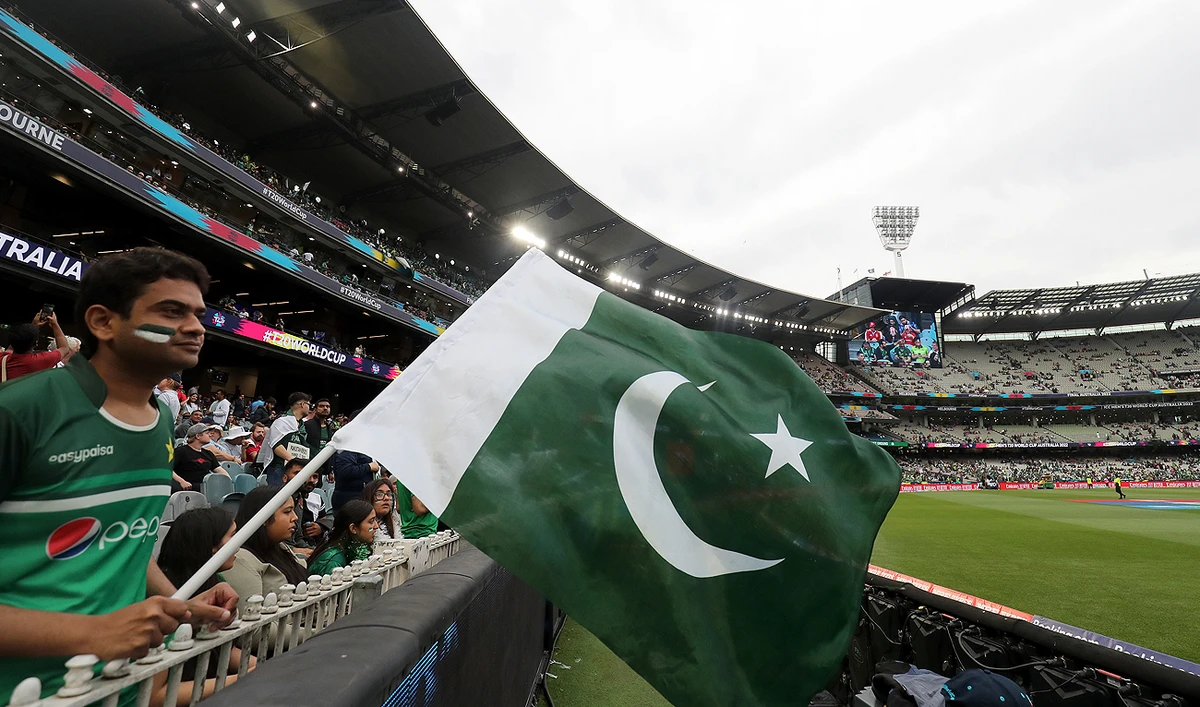 This picture, taken on November 13, 2022, shows a Pakistani fan holding a national flag at the Melbourne Cricket Ground (MCG) in Melbourne. (Photo courtesy: AFP/File)