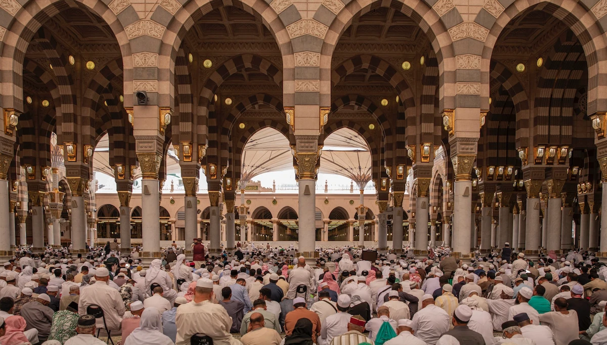 Worshipers pray at the Prophet’s Mosque in Madinah. (@wmngovsa)