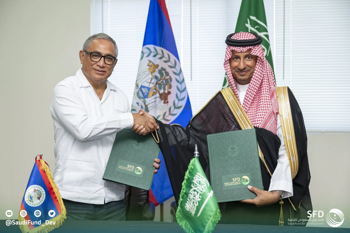 Ahmed Al-Khateeb, chairman of SFD’s board of directors, signs agreement with Prime Minister of Belize John Briceno. (Twitter/@SaudiFund_Dev)