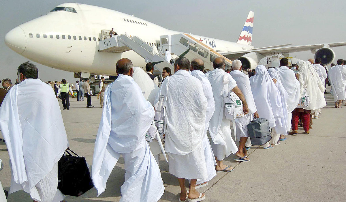 Pakistani Muslim pilgrims walk towards a waiting plane at Lahore International airport bound for Saudi Arabia to perform the annual Hajj pilgrimage. (AFP file photo)