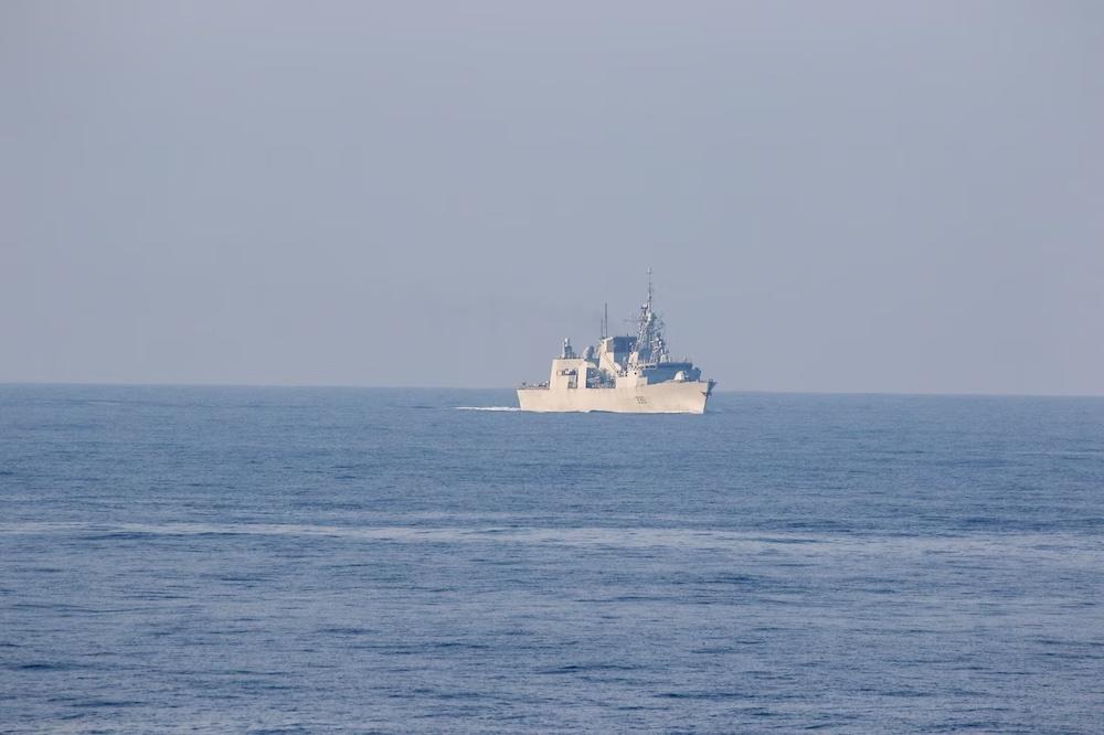 The Halifax-class frigate HMCS Montreal sails alongside the Arleigh Burke-class guided missile destroyer USS Chung-Hoon during a transit through the Taiwan Strait. (www.c7f.navy.mil)