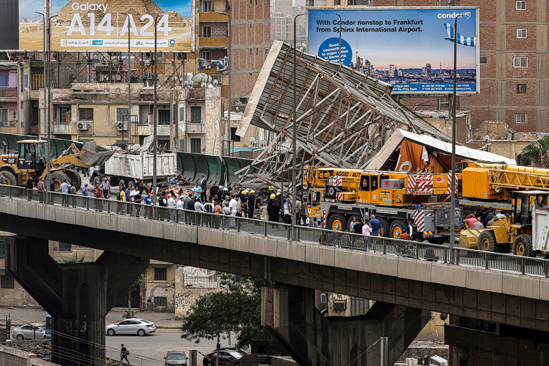Cairo mega sandstorm topples billboard, killing 1