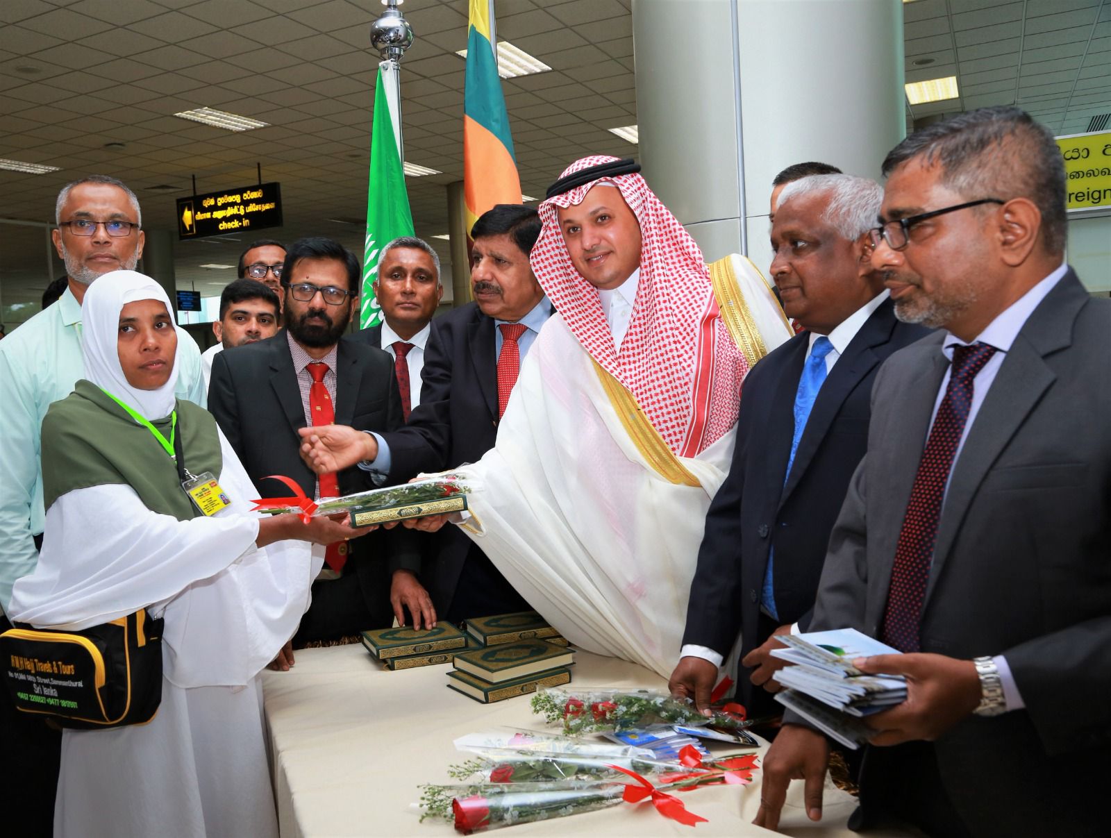 Saudi Ambassador to Colombo, Khalid bin Hamoud Al-Kahtani gifts the Qur’an as the first batch of Sri Lankan pilgrims depart for Hajj. (The Embassy of Saudi Arabia in Sri Lanka)