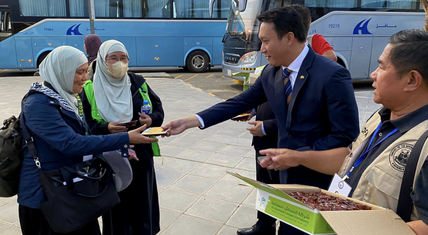 Philippine Charge d’affaires Rommel Romato hands out dates to arriving Filipino pilgrims in Madinah on June 3, 2023. (Philippine Embassy in Riyadh)