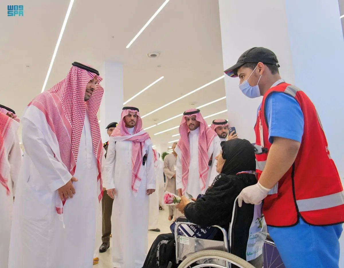 The governor of the Northern Borders region Prince Faisal bin Khalid bin Sultan inspects the Jdeidet Arar land crossing on Sunday. (SPA)