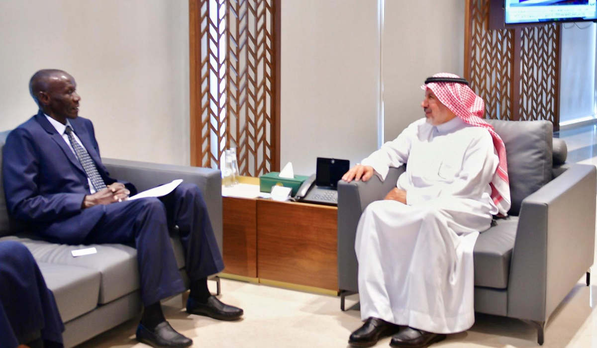 General supervisor of the King Salman Humanitarian Aid and Relief Center Dr. Abdullah Al-Rabeeah meets the charge d’affairs of the South Sudan Embassy in Saudi Arabia, ambassador Khamis Hagar. (SPA)