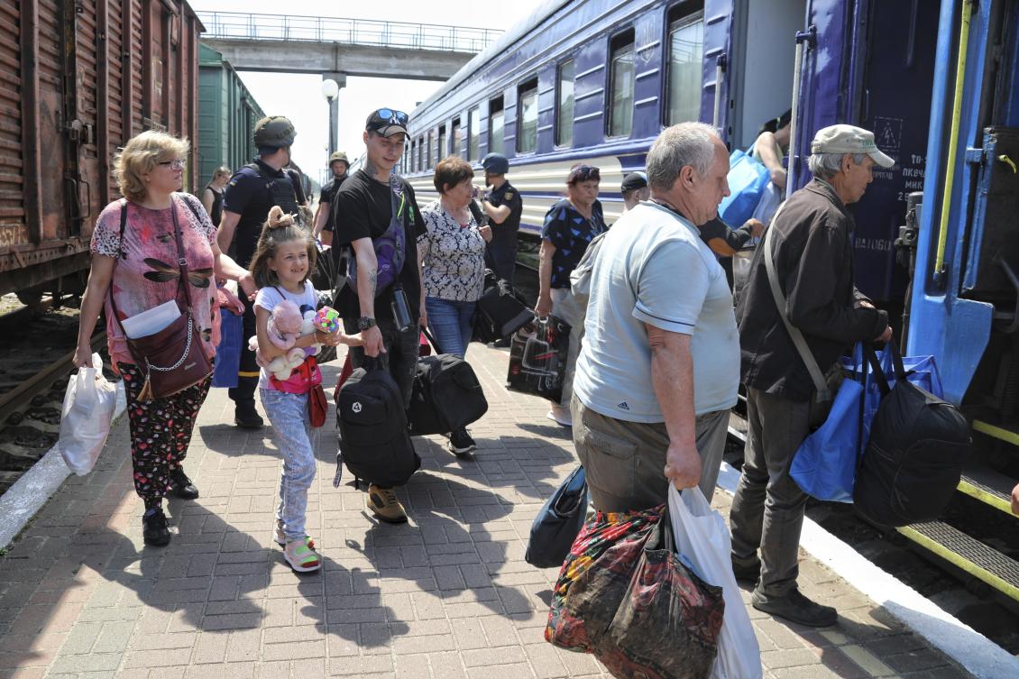 People board an evacuation train at a railway station in Kherson on Jun. 6, 2023. (AP)