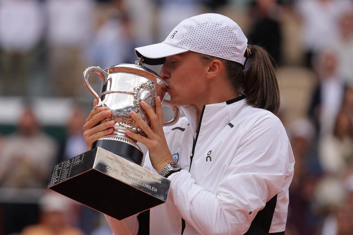 Poland’s Iga Swiatek kisses the trophy Suzanne Lenglen following her victory over Czech Republic’s Karolina Muchova during their women’s singles final match of the Roland-Garros Open tennis tournament at the Court Philippe-Chatrier in Paris on Jun. 10, 2023. (AFP)