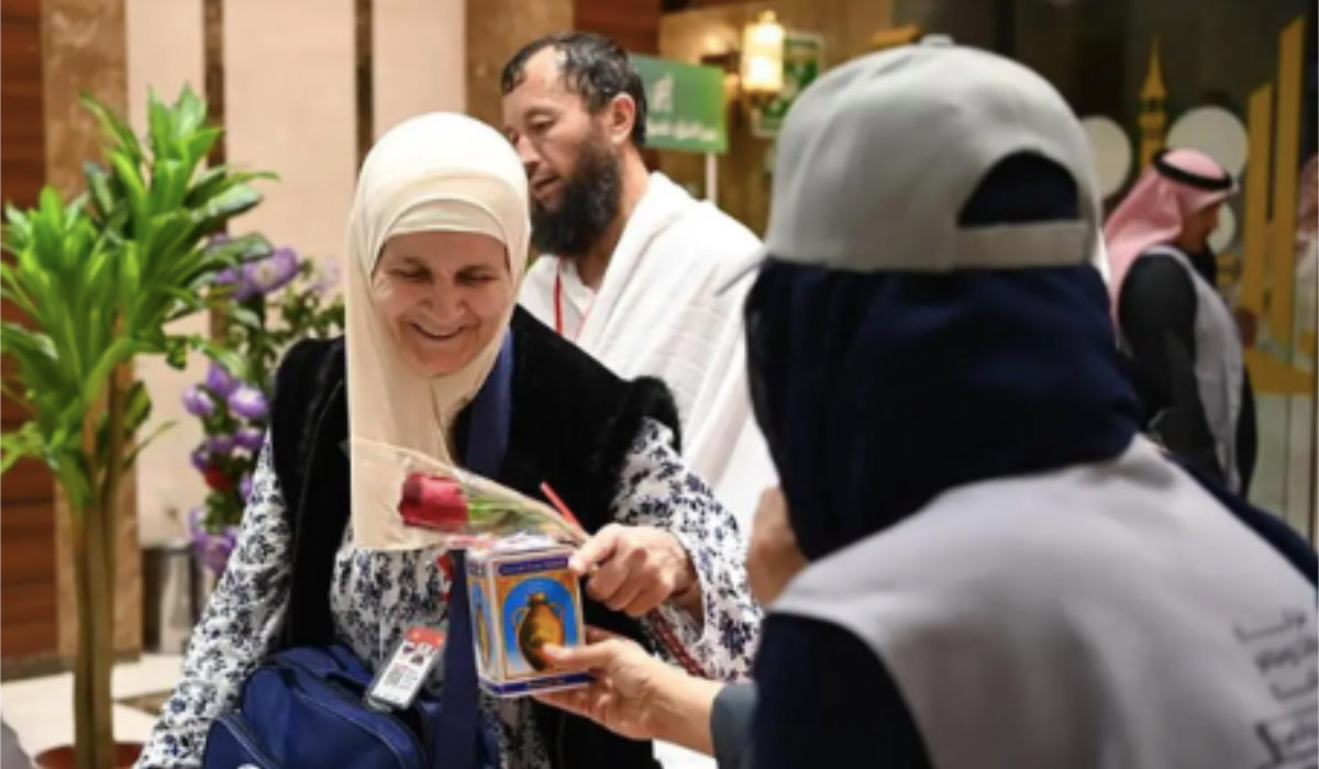 The first two groups of 500 Hajj pilgrims from Russia and Uzbekistan were warmly welcomed with flowers and gifts by Saudi officials. (SPA)