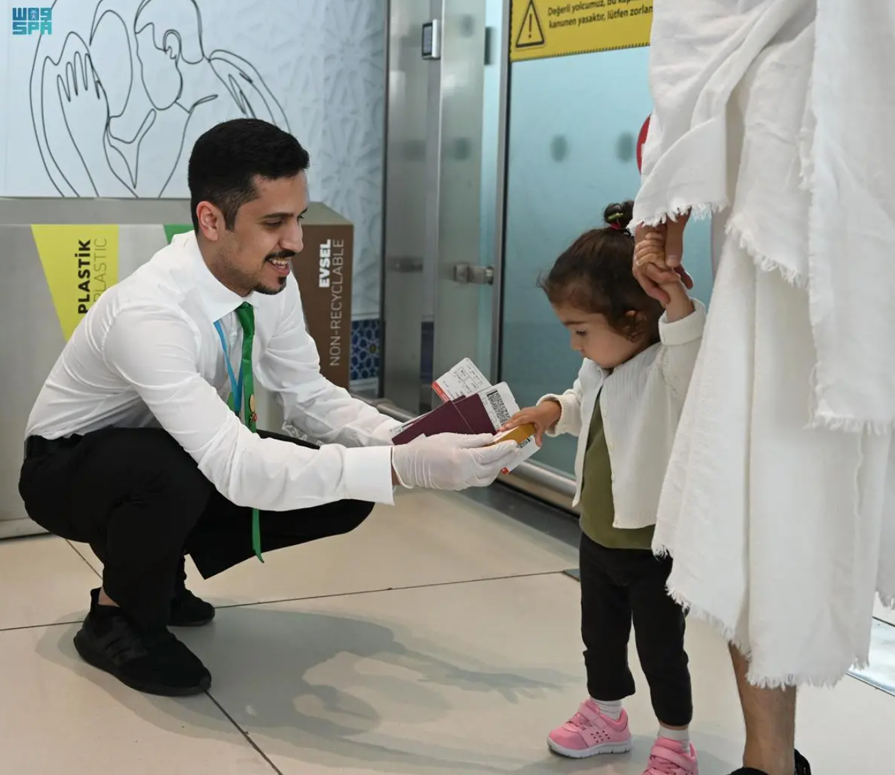 Two-year-old Marai Jikjin has become Turkiye’s youngest person to travel to Saudi Arabia under the Makkah Route initiative. (SPA)
