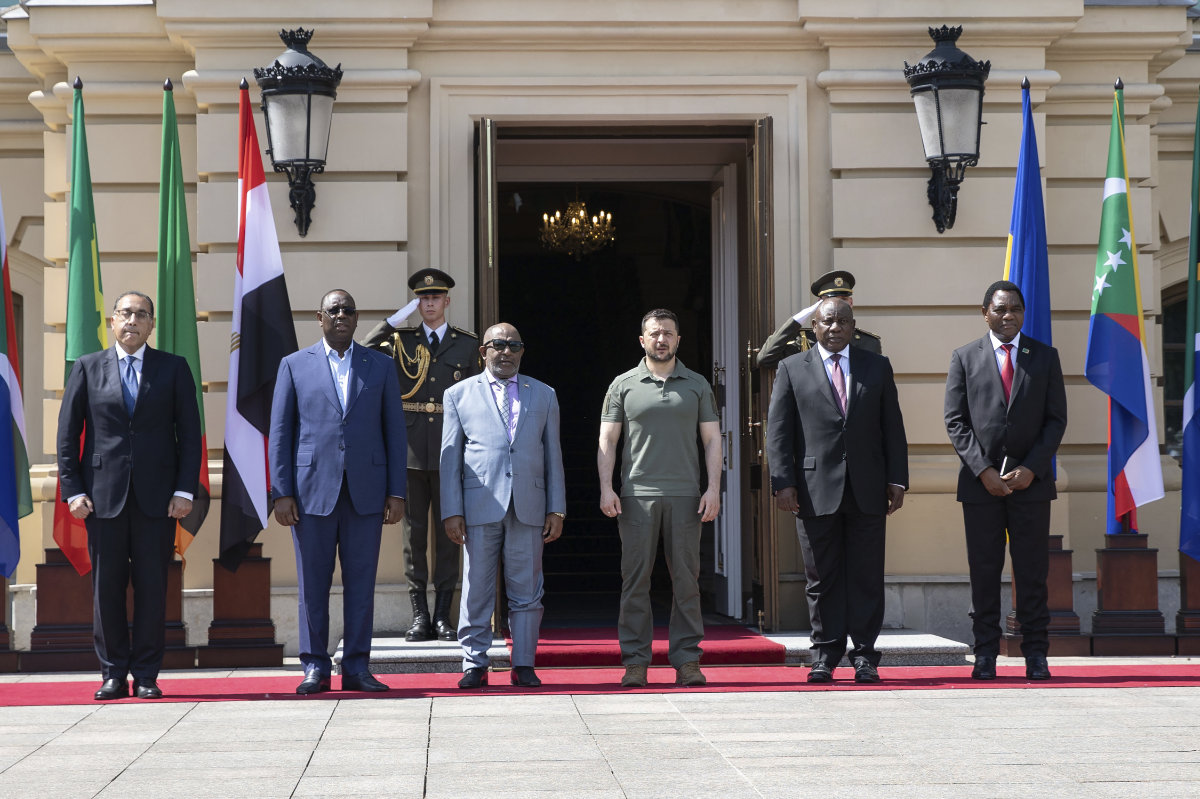 Egypt's Prime Minister Mustafa Madbuly, Senegal's President Macky Sall, President of the Union of Comoros Azali Assoumani, Ukrainian President Volodymyr Zelenskyy, South African President Cyril Ramaphosa and Zambia's President Hakainde Hichilema talk during their meeting in Kyiv on June 16, 2023. (Ukrainian Presidential Press Office photo via AP)