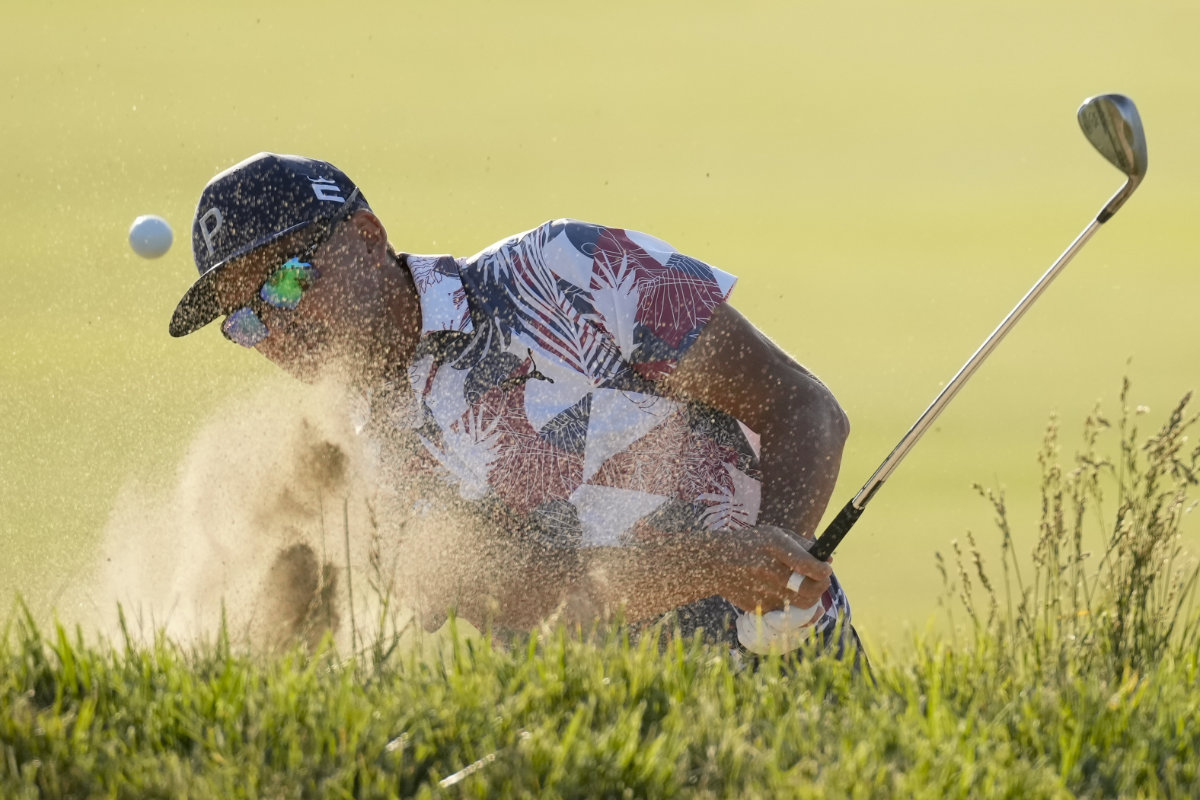 Fowler rides rollercoaster to US Open lead over Clark as McIlroy lurks
