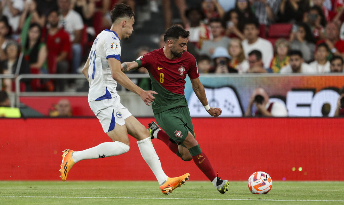 Portugal's midfielder Bruno Fernandes (L) fights for the ball with Bosnia's midfielder Amar Dedic during the UEFA Euro 2024 group J qualification football match between Portugal and Bosnia-Herzegovina at the Luz stadium in Lisbon on Saturday. (AFP)