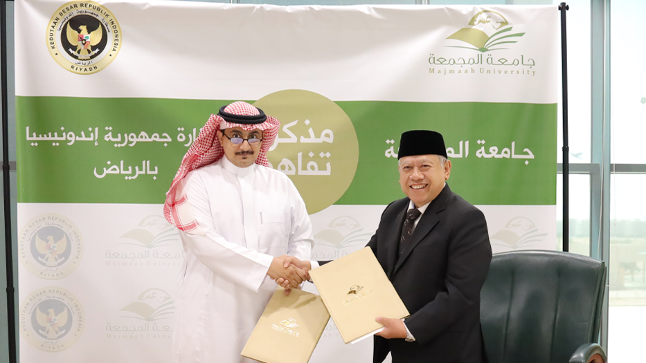 Indonesian Ambassador in Riyadh Dr. Abdul Aziz Ahmad, right, shakes hand with Majmaah University Rector Prof. Saleh Al-Mizil after signing MoU to launch the Indonesian language program. (Supplied)