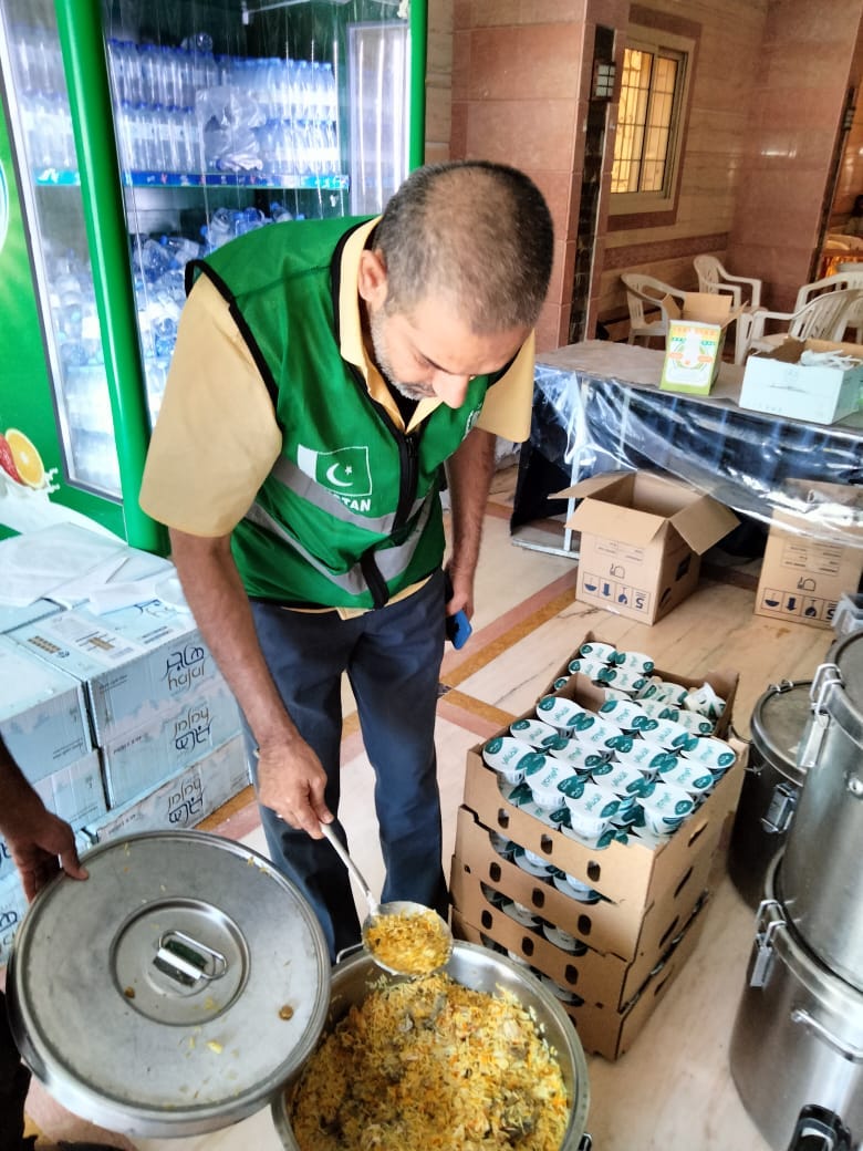 Pakistan’s chief food coordinator Mohammed Farooq Haider inspects food in Makkah. (Pakistan Hajj Mission)
