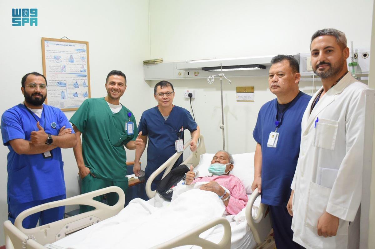 A 90-year-old Indonesian pilgrim recovers from surgery at Hera General Hospital in Madinah. (SPA)